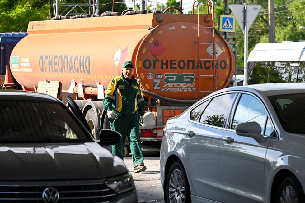 Why is Imported Petrol Yet to Find a Buyer? Expert Opinions from "RG"
