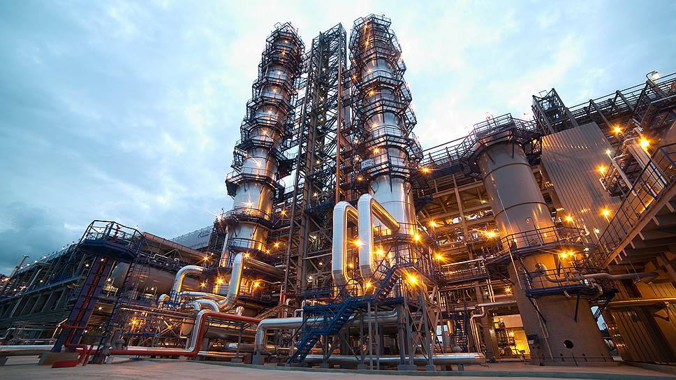 Transitioning to Green: Global Oil Refining May Contract by 20% by 2035