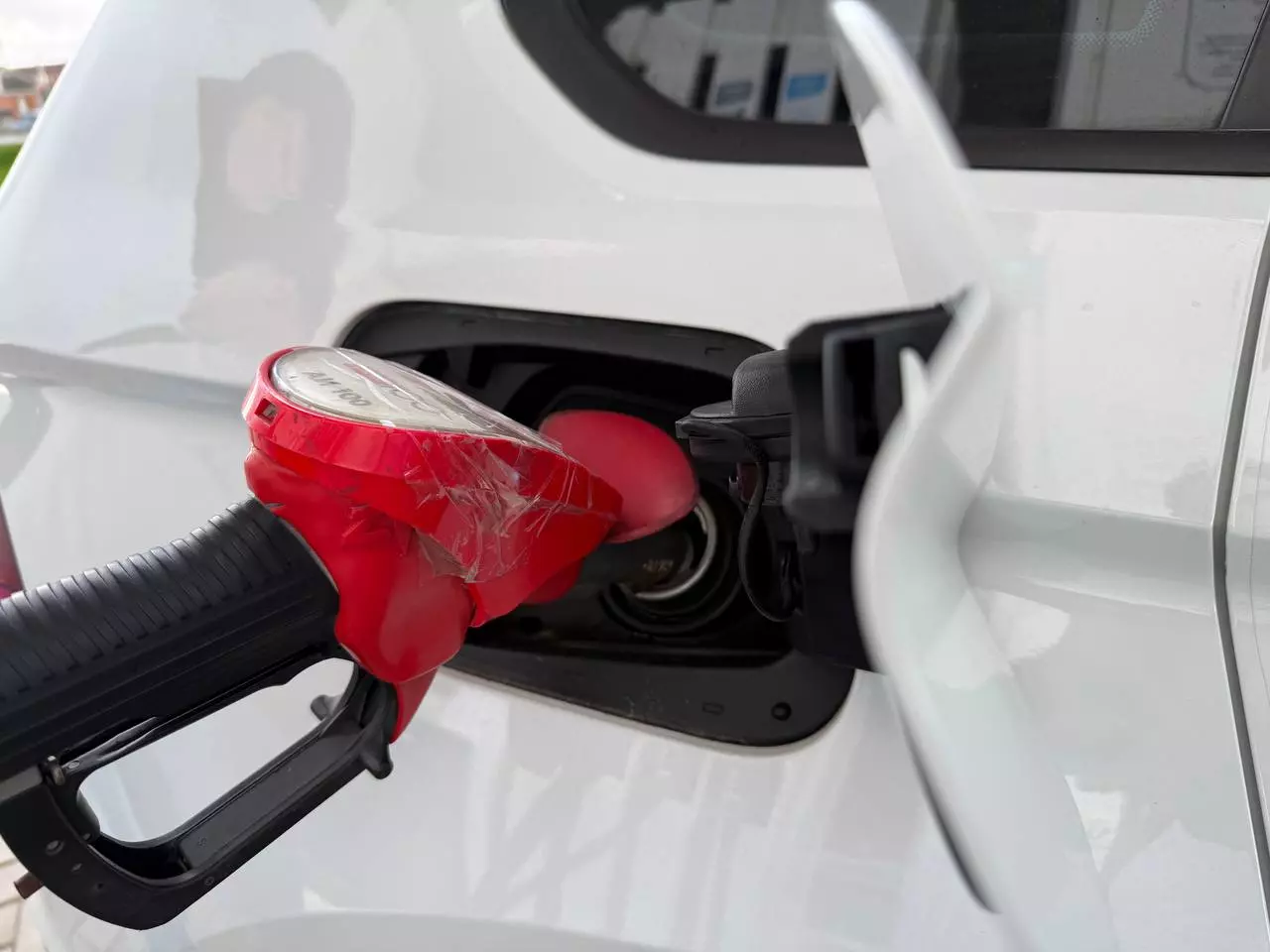 When will petrol be available at all filling stations and at what prices? Expert opinions from 'RG'