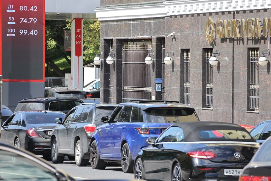 Why are queues forming again at petrol stations? Opinions from "RG" Experts